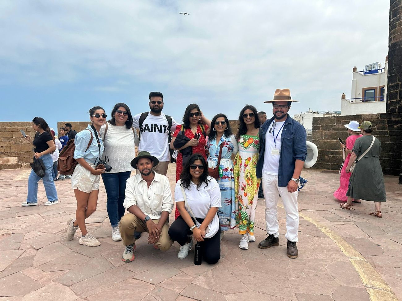 Grupo de personas viviendo una experiencia juntos
