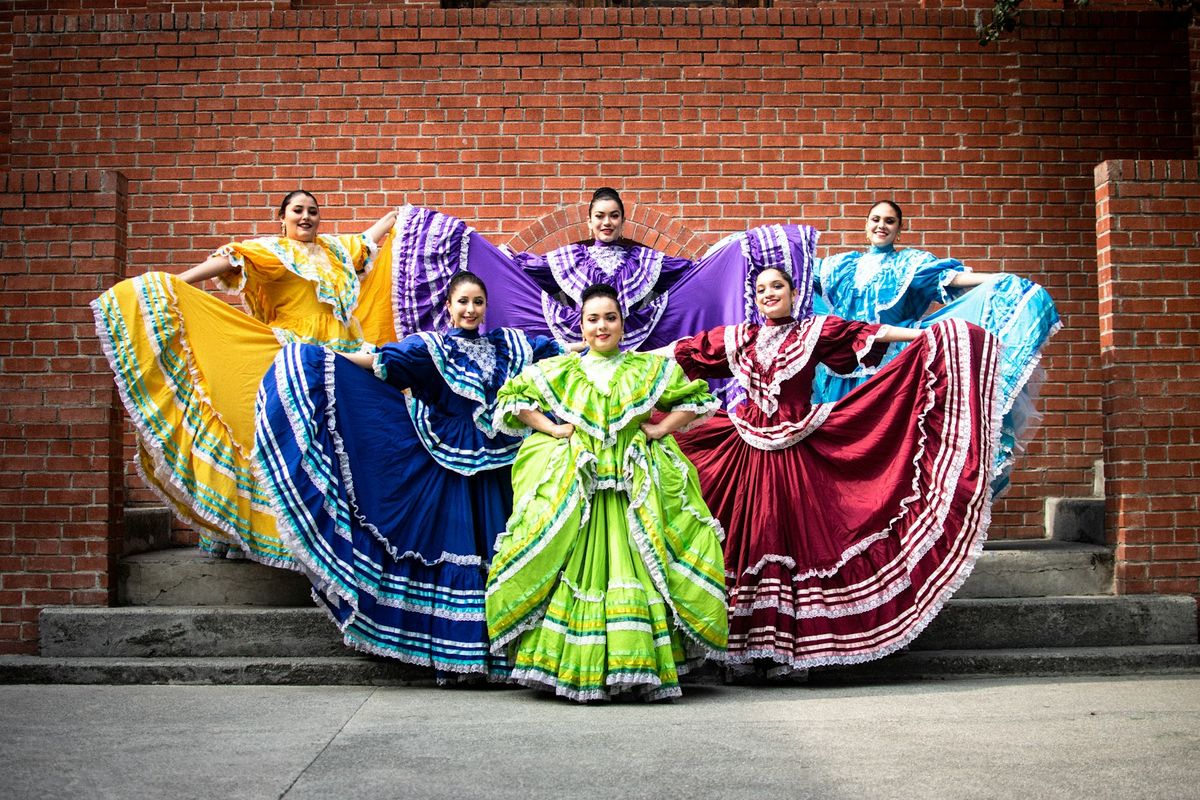 Baile folclórico con trajes tradicionales